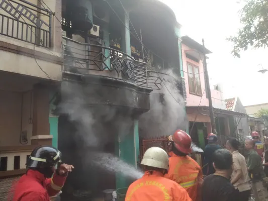 Petugas pemadam saat memadamkan api di rumah 2 lantai di Pondok Ungu Permai, Bekasi Utara, Selasa pagi, 29 oktober 2024. (dok. Disdamkarmat Kota Bekasi)