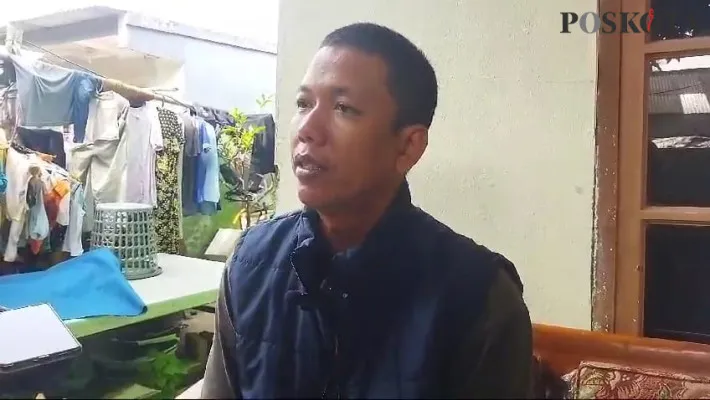 Muhammad Santoso, adik kandung korban mutilasi saat ditemui di rumah duka wilayah Curug, Kabupaten Tangerang, Kamis, 31 Oktober 2024. (Poskota/Veronica)