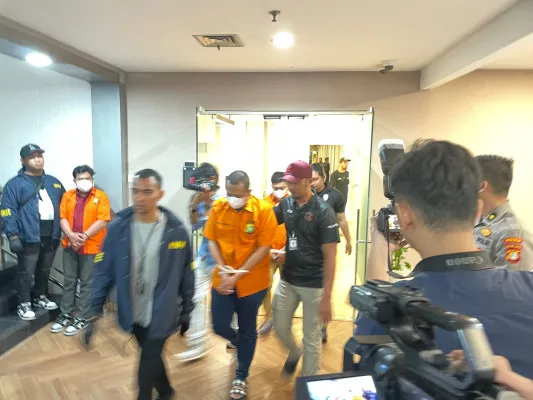 Suasana ketika tim Polda Metro Jaya menggeledah kantor Kementerian Komunikasi dan Digital di Jakarta, Jumat malam, 1 November 2024. Penggeledahan terkait kasus judi online. (dok. Bidhumas Polda Metro Jaya)