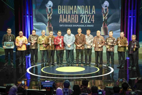 Pemprov DKI Jakarta meraih penghargaan Bhumandala Kanaka (Medali Emas) dalam Bhumandala Award 2024 yang diselenggarakan oleh Badan Informasi Geospasial (BIG). (dok. Kominfotik)