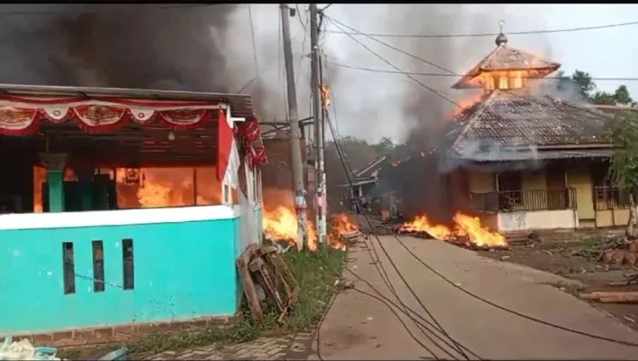 Kebakaran gudang busa dan musalah di Rajeg, Kabupaten Tangerang. (Dok. BPBD Kabupaten Tangerang)