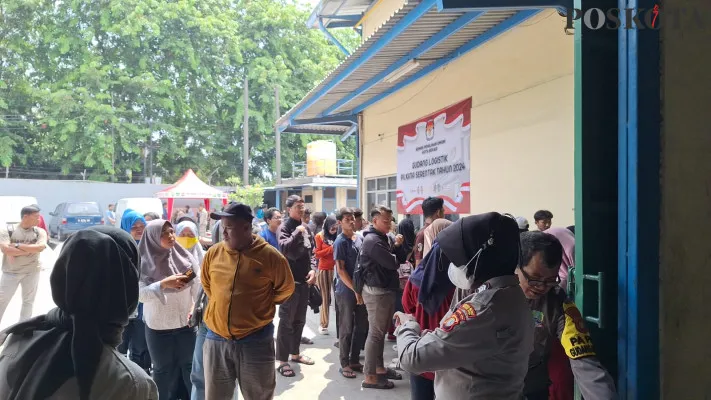 Anggota Polisi dan Satpol PP saat menjaga gudang logistik KPU Kota Bekasi di kawasan Alexindo, Bekasi Utara, Kota Bekasi. (Poskota/Ihsan)