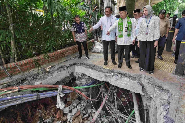 Pj Gubernur Jakarta Teguh Setyabudi saat meninjau perbaikan saluran ataupun gorong-gorong di sepanjang Jalan Adityawarman dan Jalan Tirtayasa. (dok. Humas DKI)