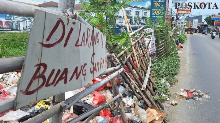 Tumpukan sampah di pinggir Jalan Tarumajaya Raya, Kecamatan Tarumajaya, Kabupaten Bekasi, Sabtu, 9 November 2024. (Poskota/Ihsan)