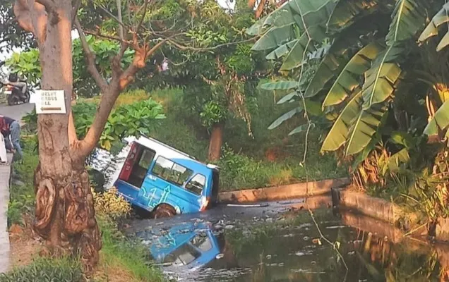 Kendaraan angkot Jaklingko terperosok ke parit diduga tak kuat menanjak di kawasan Karang Tengah, BKT, Cilincing, Jakarta Utara. (Instagram/@jakut.info)