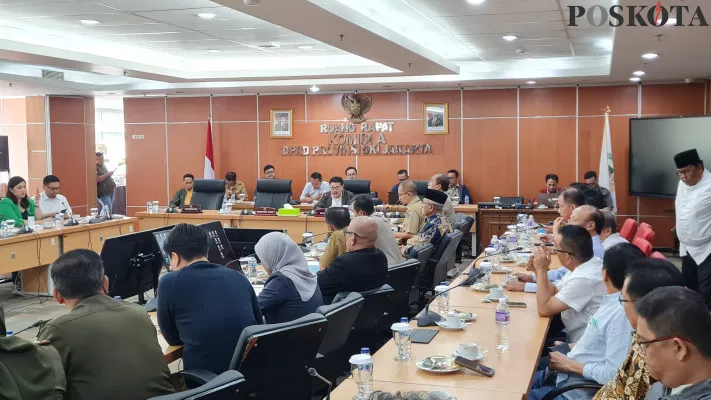 Rapat DPRD Jakarta membahas permasalahan warga soal perizinan rumah ibadah, di kantor DPRD Jakarta, Selasa, 12 November 2024. (Poskota/Pandi)