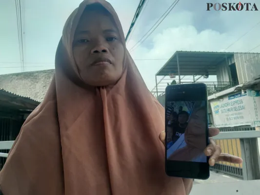 Siti Aminah, kakak ipar korban kecelakaan Tol Cipularang KM 92 Supriyanto. (Poskota/M Irwan)