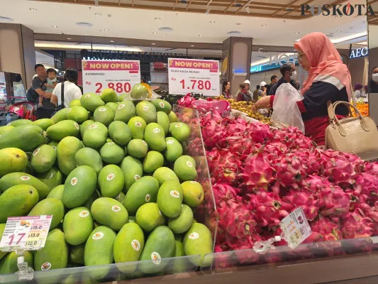 Pengunjung saat melintasi tenant buah dan sayuran di AEON store lantai LG Pakuwon Mall Bekasi, Jumat, 15 November 2024. (Poskota/Ihsan)