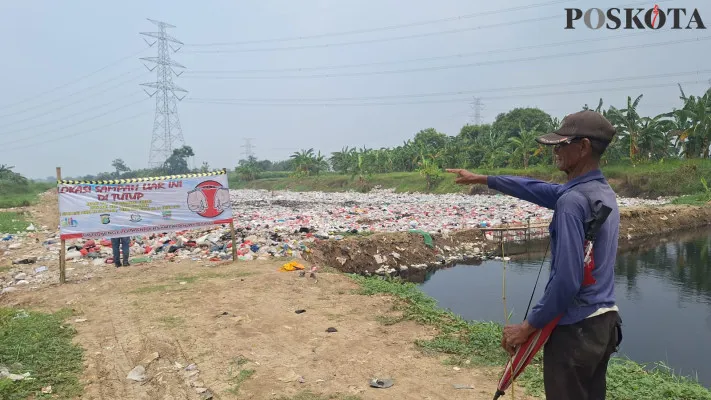 Warga memperlihatkan lokasi pembuangan sampah liar di tengah sawah, Muarabakti, Babelan, Kabupaten Bekasi, Sabtu, 16 Oktober 2024. (Poskota/Ihsan)