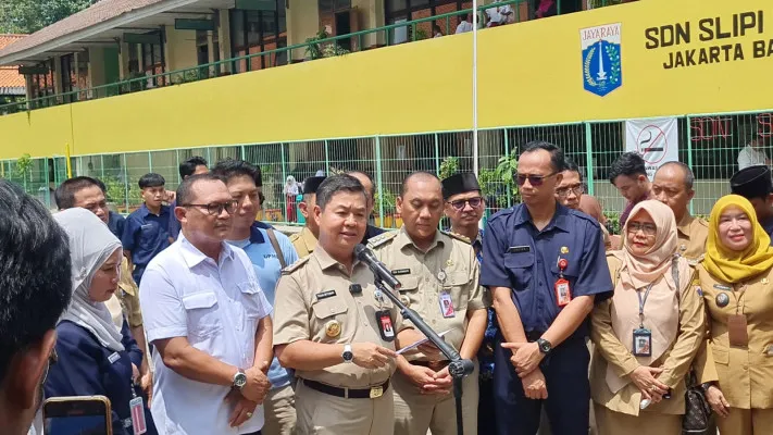 Pj Gubernur Jakarta meninjau pelaksanaan program makan bergizi gratis di SD Negeri Slipi, Palmerah, Jakarta Barat. (Poskota/Pandi)