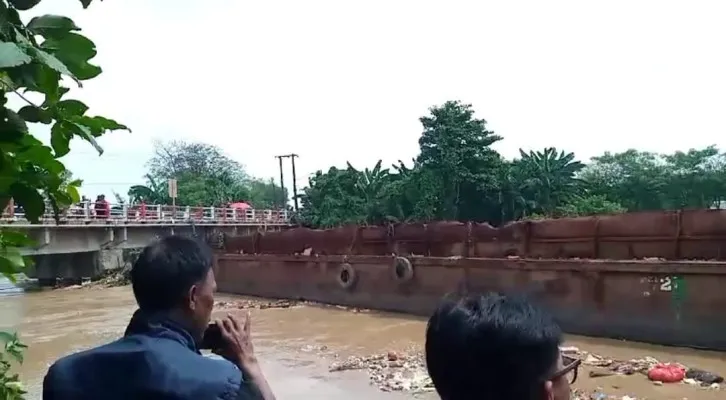 Sejumlah warga saat melihat kapal tongkang tersangkut di Kali CBL, Babelan, Kabupaten Bekasi, Selasa, 19 November 2024. (dok. BPBD Kabupaten Bekasi)