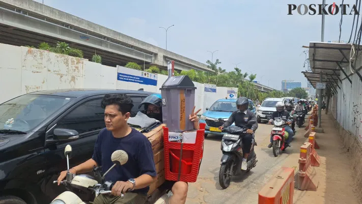 Para pengendara melintasi jalan yang menyempit akibat pengerjaan proyek galian di Jalan KH Noer Ali, Kalimalang, Bekasi Selatan, Selasa, 19 November 2024. (Poskota/Ihsan)