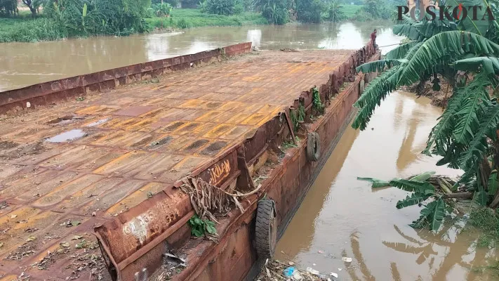 Penampakan kapal tongkang di tepi Kali CBL, Kecamatan Babelan, Kabupaten Bekasi, Selasa, 19 November 2024. (Poskota/Ihsan)