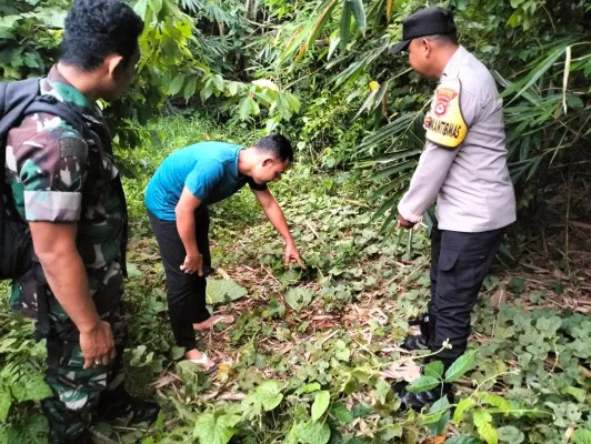 Kanit Reskrim Polsek Kopo menunjukkan lokasi ketika bayi ditemukan. (Foto/Polsek Kopo)