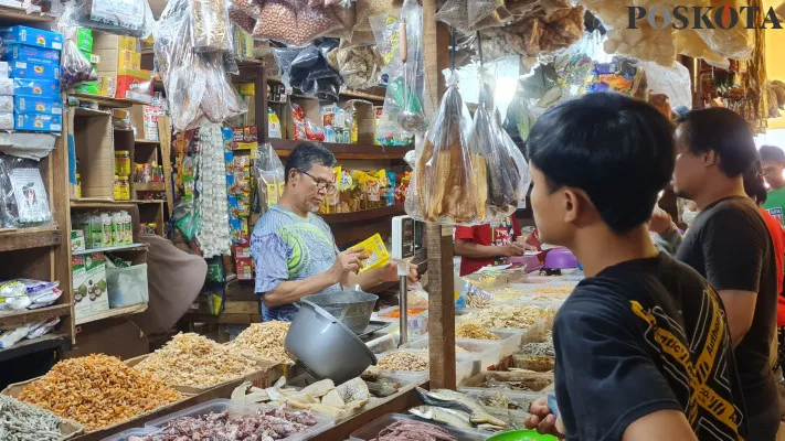 Yanto (30) pedagang tradisional di Pasar Tomang Barat, Grogol Petamburan, Jakarta Barat. (Poskota/Pandi)