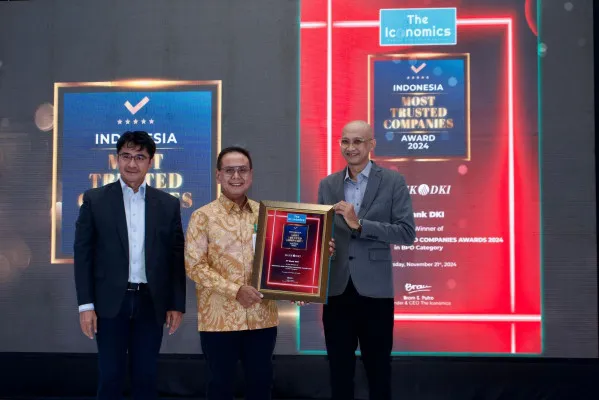 Direktur Keuangan & Strategi Bank DKI, Romy Wijayanto (tengah) meraih penghargaan Most Popular Chief Financial Officer (CFO) Awards 2024 di ajang 2nd Anniversary Indonesia CFO Award 2024 dari The Iconomics . (Foto/Bank DKI)