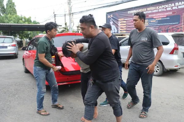 Pelaku saat diamankan petugas ke Mapolresta Tangerang. (Foto/Satreskrim Polresta Tangerang)