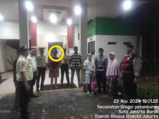 Mengamuk hingga melukai ibu kandungnya sendiri, seorang wanita diamankan anggota Patroli Samapta Polres Metro Jakarta Barat. (Foto/Sat Samapta Polres Metro Jakarta Barat)