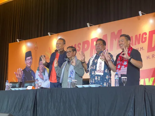 Pasangan calon (paslon) gubernur dan wakil gubernur Jakarta nomor urut 3 Pramono Anung-Rano Karno menggelar konferensi pers di kawasan Jakarta Selatan. (Poskota/Pandi)