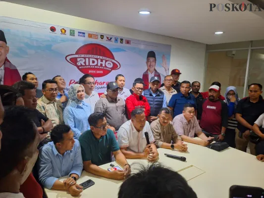 Konferensi pers paslon 01, Tri Adhianto-Abdul Harris Bobihoe di posko pemenangan di Jalan Ahmad Yani, Kota Bekasi, Rabu, 27 November 2024. (Poskota/Ihsan)