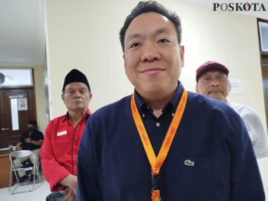 Bendahara Tim Pemenangan Pramono-Rano, Charles Honoris meninjau Panitia Pemilihan Kecamatan (PPK) di Kecamatan Tamansari, Jakarta Barat, Jumat, 29 November 2024. (Poskota/Pandi)