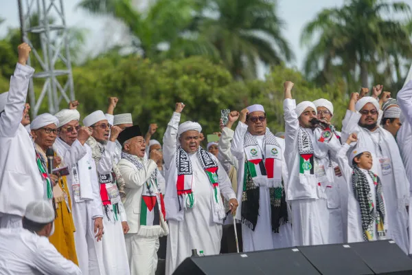 Habib Rizieq Shihab hadir dalam Reuni Akbar Persaudaraan Alumni (PA) 212 di Monas, Jakarta Pusat, Senin 2 Desember 2024. (Poskota/Ahmad Tri Hawaari)