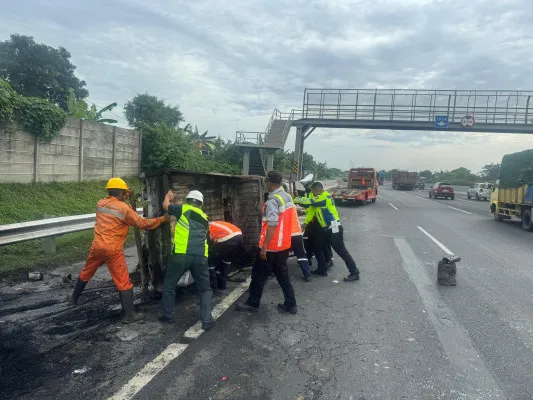 Petugas saat melakukan evakuasi pikap yanh terlibat kecelakaan di Tol Merak arah Tangerang, Kilometer 37.300 B, Senin, 2 Desember 2024. (Dok. Satlantas Polresta Tangerang)