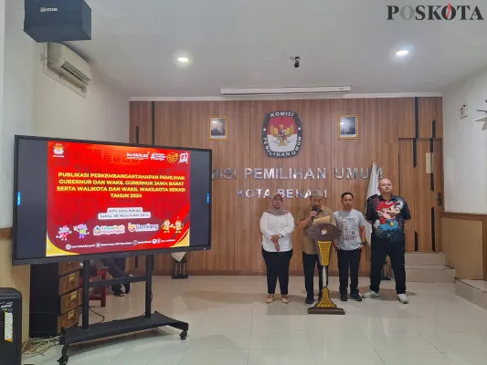 KPU Kota Bekasi saat gelar konferensi pers perkembangan Pilkada serentak di Jalan Ir H Juanda, Kota Bekasi, Sabtu, 30 November 2024. (Poskota/Ihsan Fahmi)