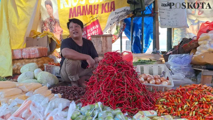 Iwan di lapak sayur mayur di Pasar Baru, Bekasi Timur, Senin, 9 Desember 2024. (Poskota/Ihsan).