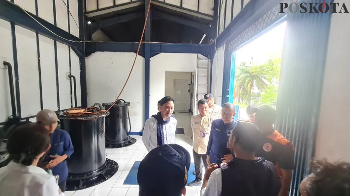 Anggota Komisi A Dewan Perwakilan Rakyat Daerah (DPRD) DKI Jakarta, Kevin Wu, menyidak dua rumah pompa di Jakarta Barat, Jumat, 13 Desember 2024. (Poskota/Pandi)