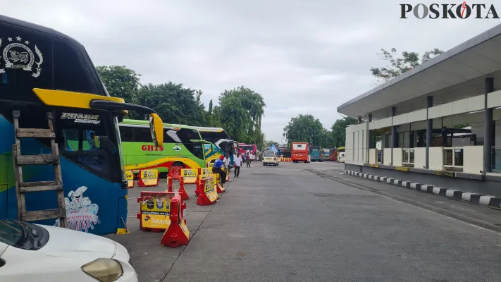 Suasana di terminal bus AKAP Kalideres, Jakarta Barat. (Poskota/Pandi)