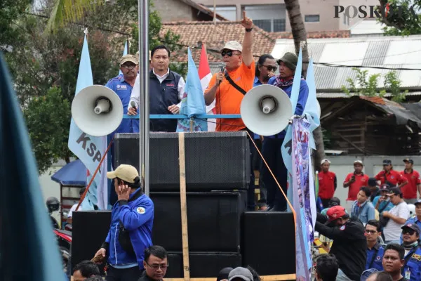 Aksi demonstrasi buruh di wilayah Tangerang, Selasa, 17 Desember 2024. (Poskota/Veronica)