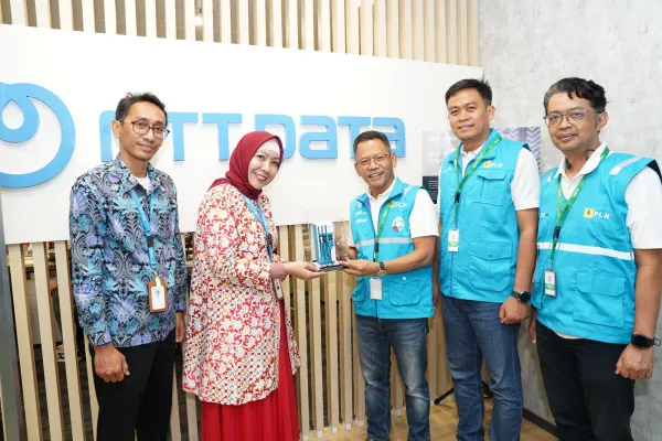 Foto: General Manager PLN UID Jakarta Raya, Lasiran menyerahkan cinderamata kepada Head of Operations Division NTT GDCI, Meta Ranesa di Gedung NTT, Jakarta Selatan. (Dok. PLN)