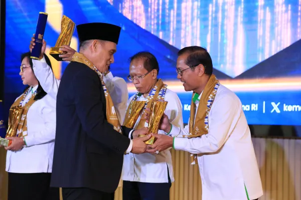 Foto: Dirjen Bimas Buddha Kemenag Supriyadi menerima penghargaan Humas Awards 2024 Inovasi Konten Digital Layanan Keagamaan. (Dok. Kemenag)