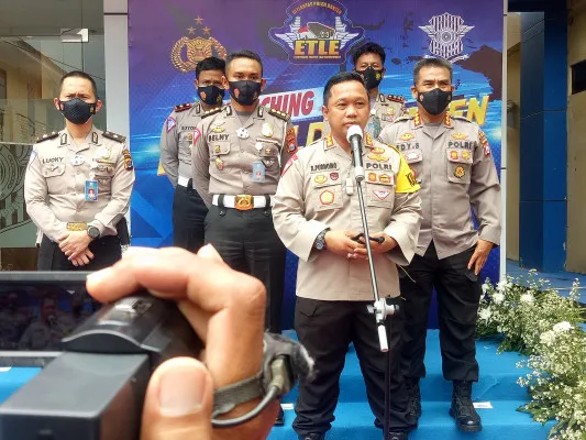 Dirlantas Kombes Pol Rudi Purnomo didampingi sejumlah pejabat utama mrmberikan keterangan pers di gedung RTMC Polda Banten, Selasa (23/3/2021). (haryono)