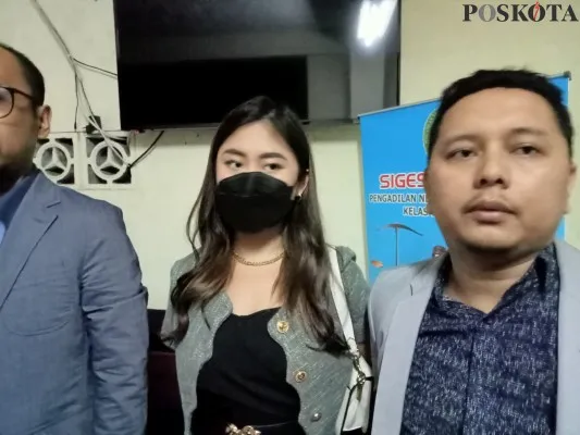 Ayu Thalia dan kuasa hukum,Pitra Romadoni usai menghadiri sidang di PN Jakarta Utara. (foto:theresia)