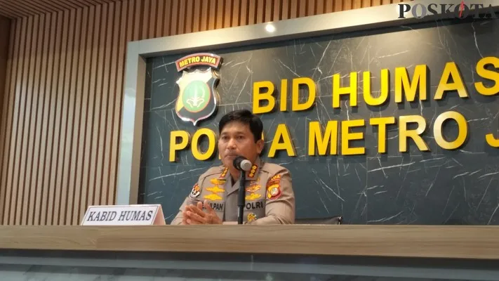 Kabid Humas Polda Metro Jaya, Kombes Pol Endra Zulpan saat melakukan konferensi pers di Polda Metro Jaya pada Kamis (21/7/2022). (Poskota/Nitis)