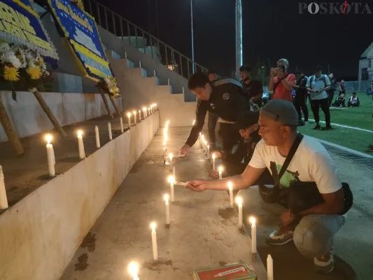 Doa bersama dan pemasangan lilin sebagai bentuk belasungkawa tragedi Kanjuruhan. (foto: veronica)