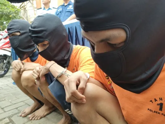 Foto : Kelompok gangster yang menabrak anggota Polisi di Panongan, Tangerang. (Poskota/Veronica Prasetio)