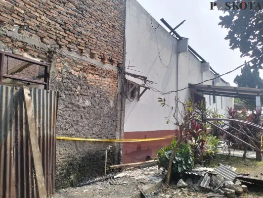 Gereja GST Agape Ministry Cisalak di Jalan Raya Bogor, Kelurahan Cisalak, Kecamatan Sukmajaya, Kota Depok terbakar pada Selasa 23 Juli 2024 malam. (Poskota/M. Irwan)