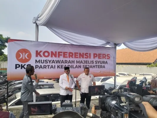 Presiden PKS Ahmad Syaikhu memberikan keterangan pers terkait hasil musyawarah majelis syuro di kantor DPP PKS, Jakarta Selatan, Sabtu, 10 Agustus 2024. (Poskota/M Irwan)