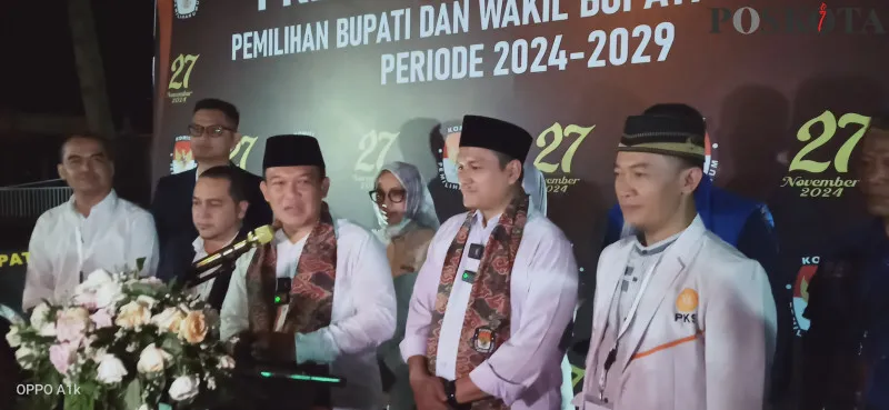 Pasangan Yadi-Pipin mendaftarkan diri ke KPU Purwakarta pada Kamis malam, 29 Agustus 2024 menjadi Balonbup dan Baloncawabup Purwakarta 2024-2029.(Poskota/Dadan Sukmana)