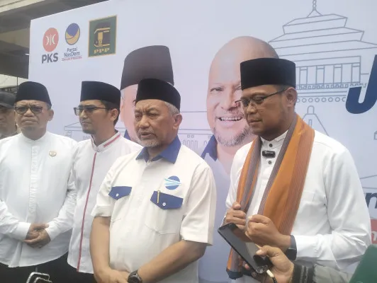 Calon Gubernur Jawa Barat Ahmad Syaikhu (tengah) nomor urut 3 didampingi calon Walikota Depok nomor urut 1, Imam Budi Hartono (kanan), usai kampanye di Kota Depok, Sabtu, 12 Oktober 2024. (Poskota/ M Irwan)