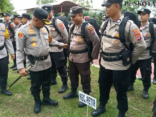 Kapolres Serang AKBP Condro Sasongko memeriksa kelengkapan peralatan untuk pengamanan Pilkada Serentak 2024. (Poskota/Rahmat)