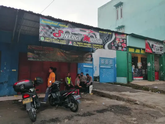 Bengkel Sinergy Motor yang menjadi tempat bekerja pelaku teroris di Kampung Kandang, Jalan Raya Cikarang-Cibarusah, RT 07 RW 04, Desa Sukasari, Serang Baru, Kabupaten Bekasi. (akhmad nursyeha)