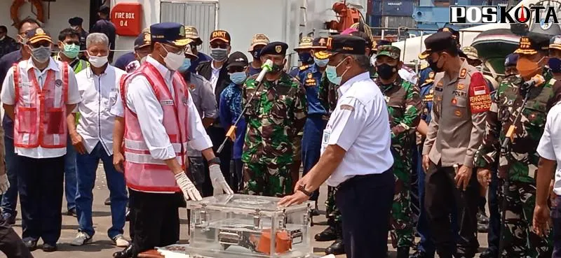 Menteri Perhubungan Budi Karya Sumadi saat menyerahkan CVR pada Ketua Komite Nasional Keselamatan Transportasi (KNKT) Soerjanto Tjahjono untuk dilakukan penyelidikan di JICT Tanjung Priok. (yono)