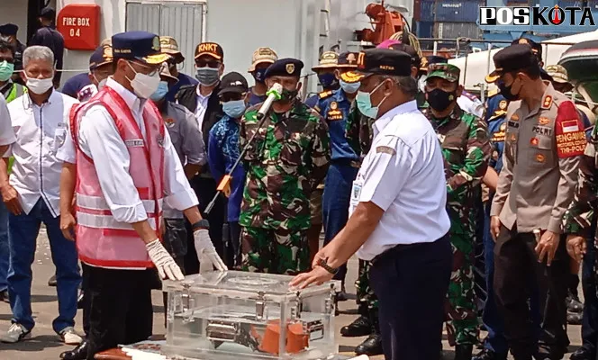 Menteri Perhubungan Budi Karya Sumadi saat menyerahkan CVR pada Ketua Komite Nasional Keselamatan Transportasi (KNKT) Soerjanto Tjahjono untuk dilakukan penyelidikan di JICT Tanjung Priok. (yono)