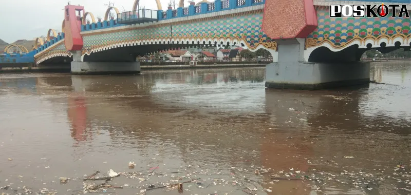 Penampakan sungai Cisadane di Jalan Moch Yamin, Kota Tangerang. (ridsha)