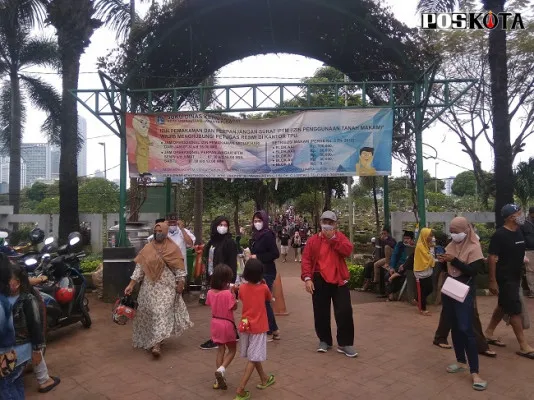 Para peziarah di TPU Karet Bivak, Tanah Abang, Jakarta Pusat, Minggu, (4/4/2021). (cr05)