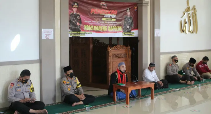 Suasana pengajian rutin dan tausiyah di mesjid as salam polres serang. (ist)